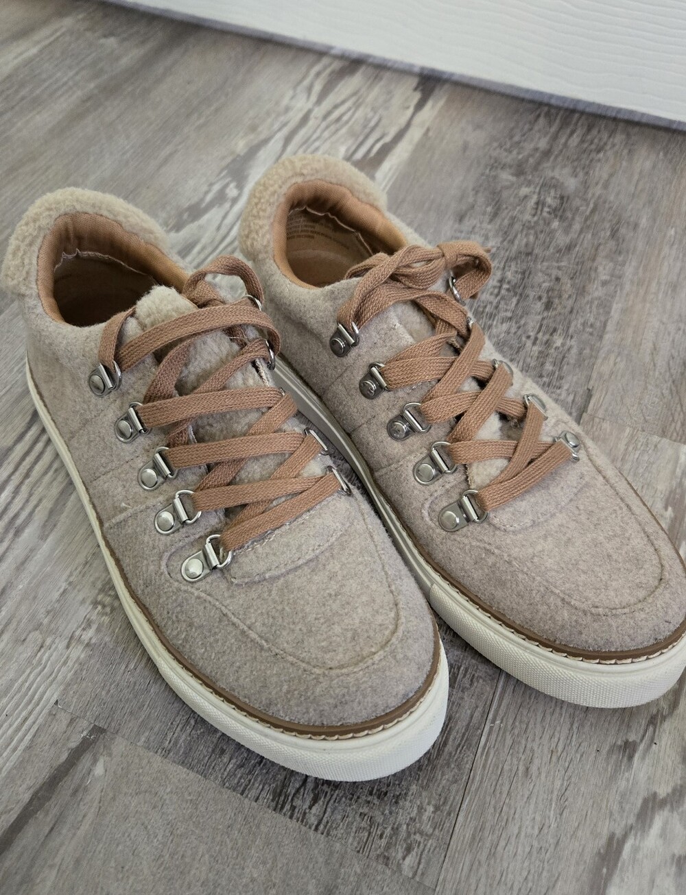 Crown Vintage Sherpa Trim Sneakers Womens 8 Beige Fleece Hiking Inspired Cozy